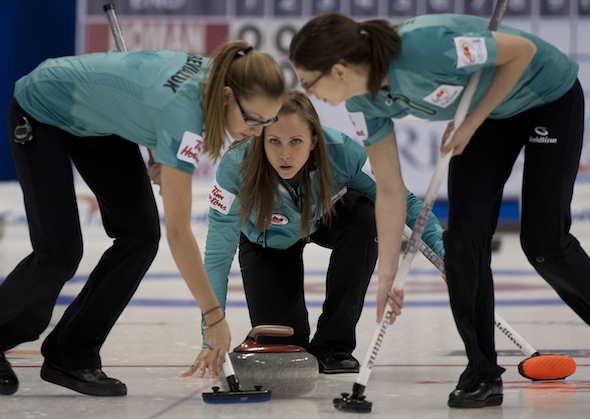 Ottawa capitaine Rachel Homan offre son rocher de balayeuses Alison Kreviazuk, à gauche, et Lisa Weagle lundi matin. (Photo, CCA / Michael Burns)