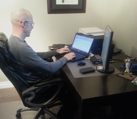 Nolan Thiessen travaille sur la feuille de calcul du budget de l'équipe en prévision de la saison 2014-15 de curling. (Photo, Taylor Sinclair)