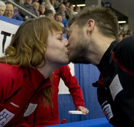 Newly crowned World Financial Group Continental Cup champs Dawn and Mike McEwen celebrate with a kiss. (Photo, CCA/Michael Burns)