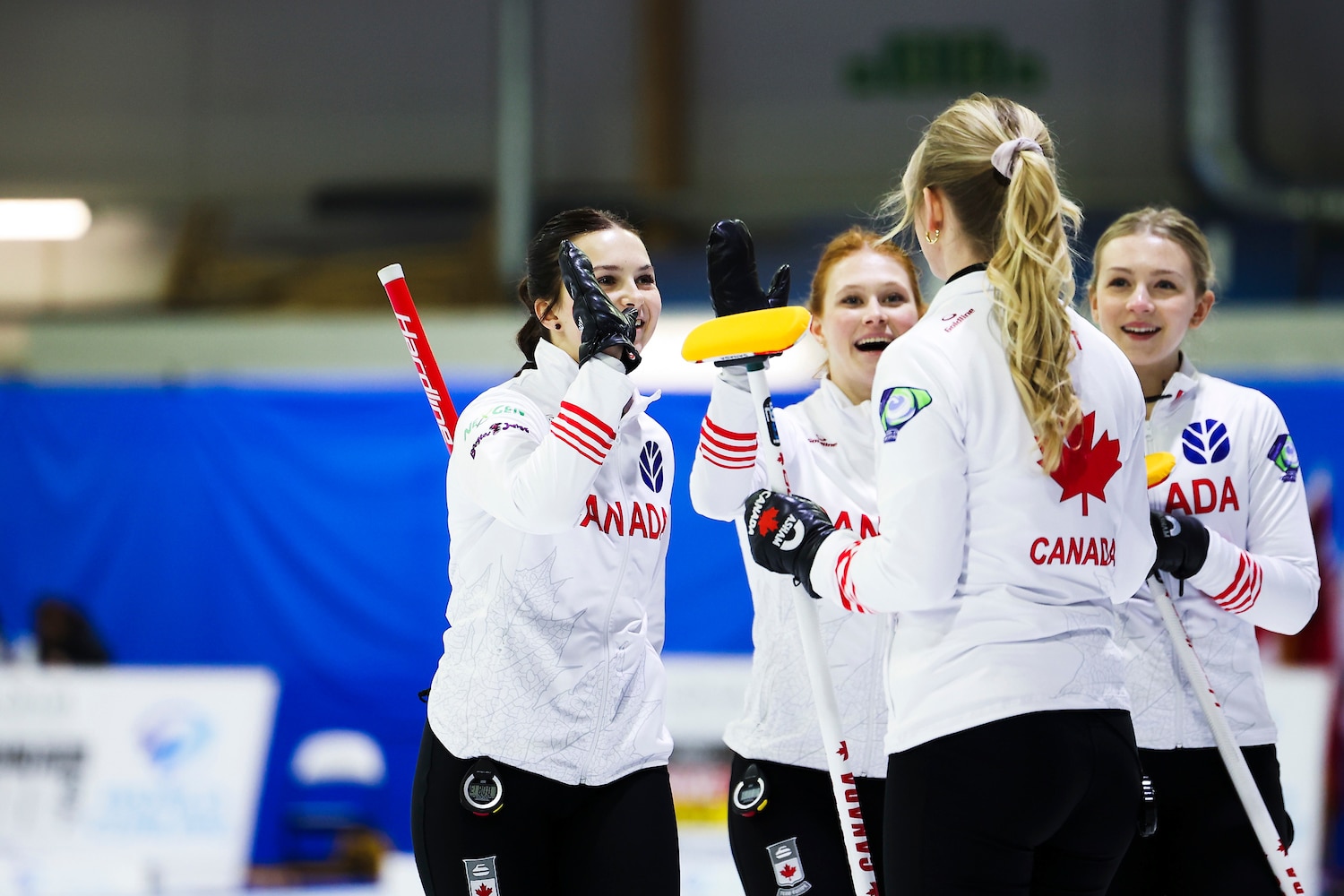 Curling Kanada |  Kanada gençlerde Türkiye'yi yendi.