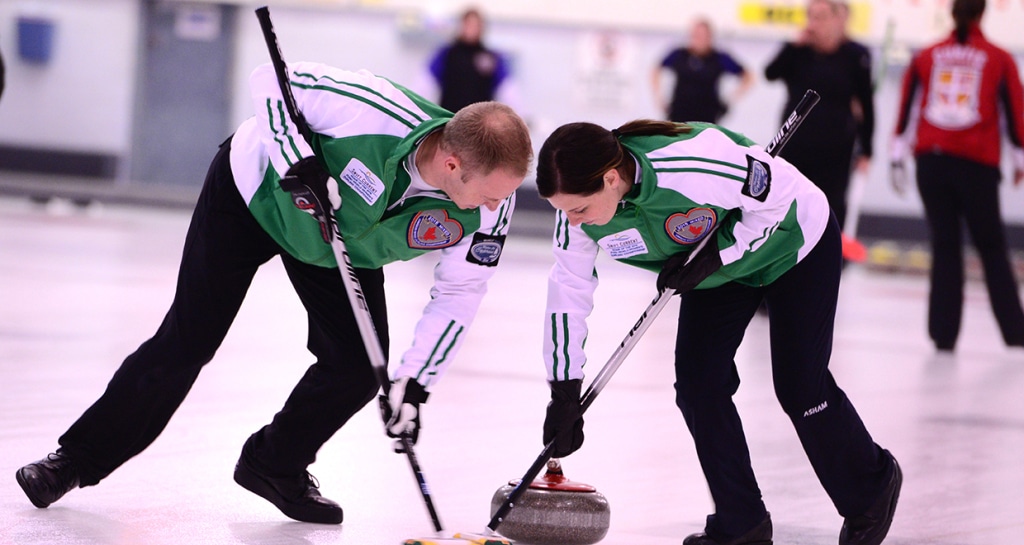 Les Saskatchewanais Chris et Teejay Haichert jouent en 10e ronde du championnat canadien de curling mixte, jeudi matin au club North Bay Granite  (Brian Doherty Photography)