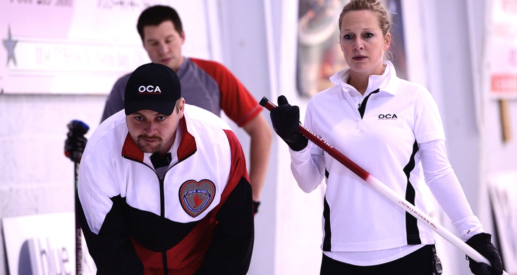 Le capitaine ontarien Chris Gardner et sa première Jessica Barcauskas sur la glace dans leur match de 11e ronde (Brian Doherty Photography)