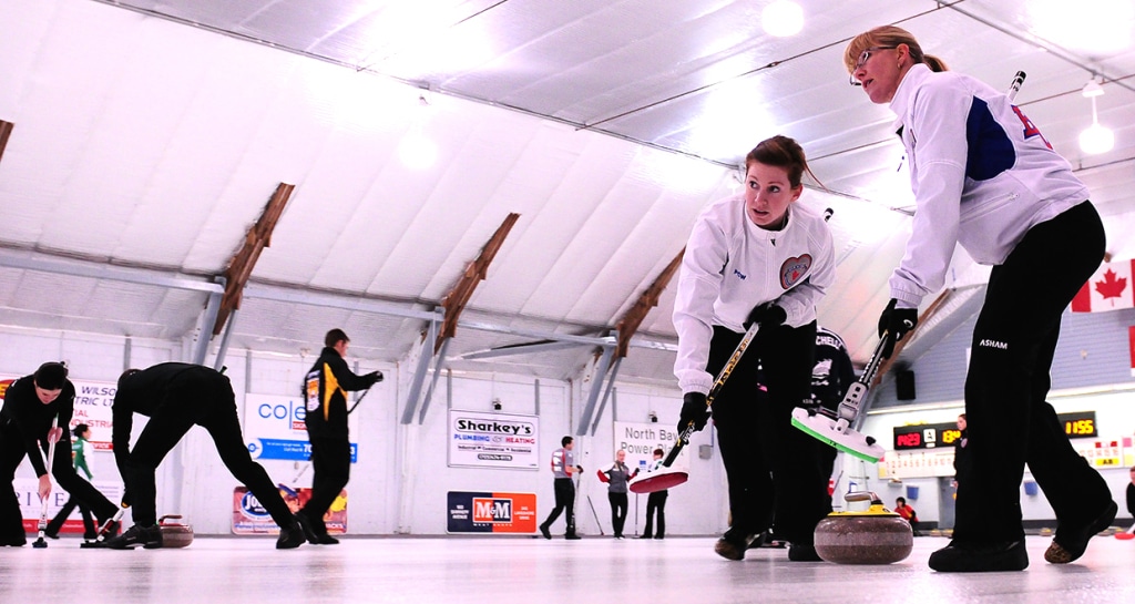 Sarah Wark et Michelle Allen de Colombie-Britannique, sur la glace à la 12e ronde du championnat canadien de curling mixte (Brian Doherty Photography)