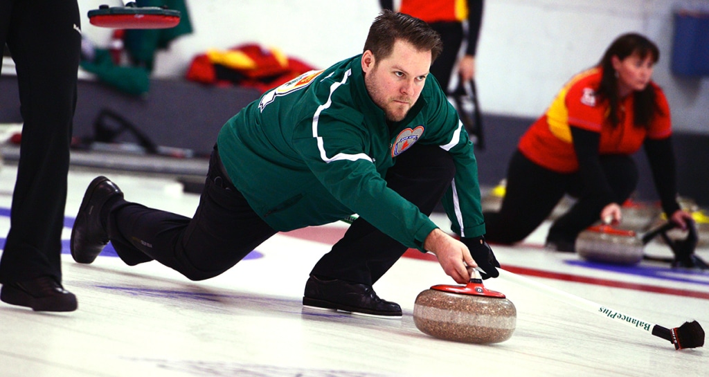 Le capitaine d’Équipe Île du Prince-Édouard, Jamie Newson, lance sa pierre en route vers une victoire sidérante en bout supplémentaire durant la septième ronde du championnat canadien de curling mixte au club North Bay Granite (Brian Doherty Photography) 