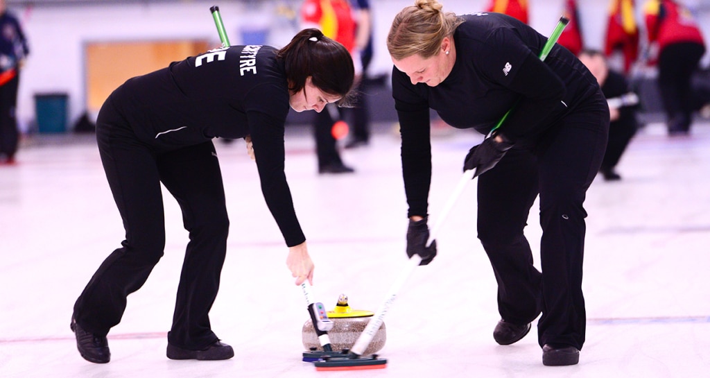 Vanessa Hamming et Michelle MacIntyre de l’Île du Prince-Édouard sur la glace au Championnat canadien 2015 de curling mixte à North Bay, Ont.(Brian Doherty Photography)