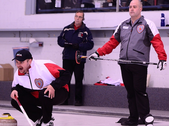 Territoires sauter Jamie Koe, droit, surveille de près comme l'Ontario Passer Chris Gardner appelle instructions en ligne au cours de la demi-finale. (Brian Doherty Photographie)