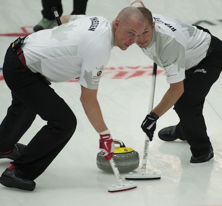 Nolan Thiessen, à gauche, et Carter Rycroft vont travailler sur un rocher à Camrose, Alta. (Photo, ACC / Michael Burns)
