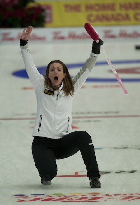 Heather Nedohin appelle instructions pour balayeuses. (Photo, ACC / Michael Burns)