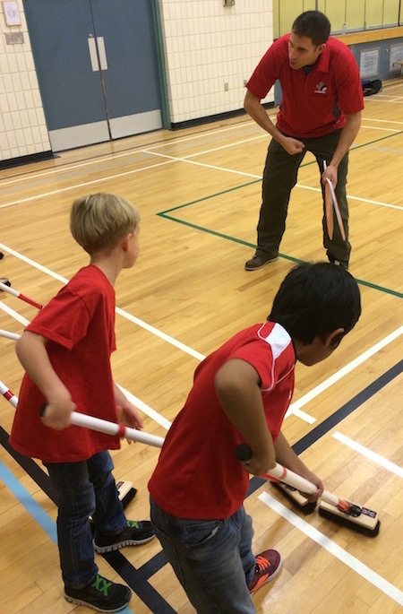 Les étudiants obtiennent quelques conseils de balayage de médaillé d'or olympique de John Morris. (Photo, CCA)