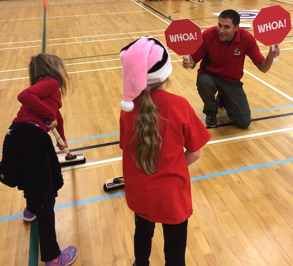 John Morris travaille avec les élèves de 2e année à Elbow Valley Elementary School, juste à l'extérieur de Calgary. (Photo, ACC)