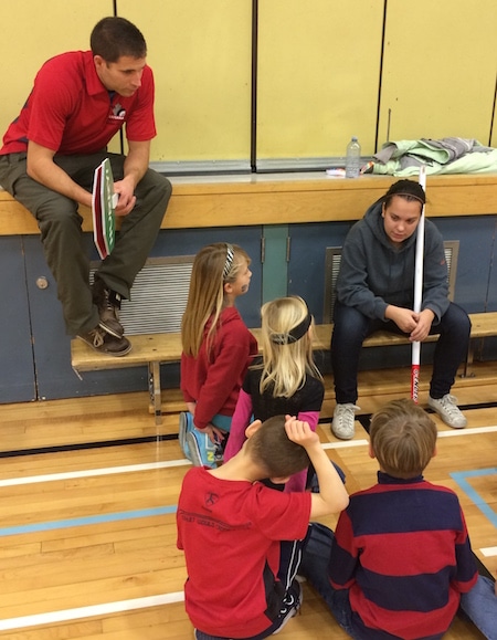 ACC Rocks & Rings instructeur Mackenzie Jefferies parle aux étudiants de Elbow Valley Elementary. (Photo, ACC)