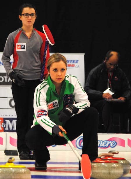 Saskatchewan capitaine Kristen Streifel évalue la situation en sa victoire lundi. (Photo, Amanda Rumboldt)
