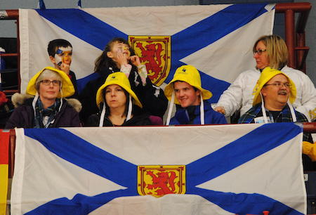 Ventilateurs Nouvelle-Écosse encourager l'équipe de Marie Fay jeudi soir. (Photo, Amanda Rumboldt)