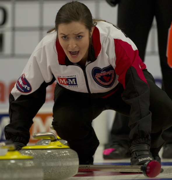 Ontario capitaine Chelsea Brandwood instruit ses balayeuses lors de la demi-finale de samedi. (Photo, ACC / Michael Burns)