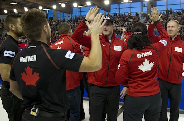 Équipe Canada avait beaucoup à célébrer sujet lors de la Coupe Continental World Financial Group 2015 à Calgary. (Photo, ACC / Michael Burns)