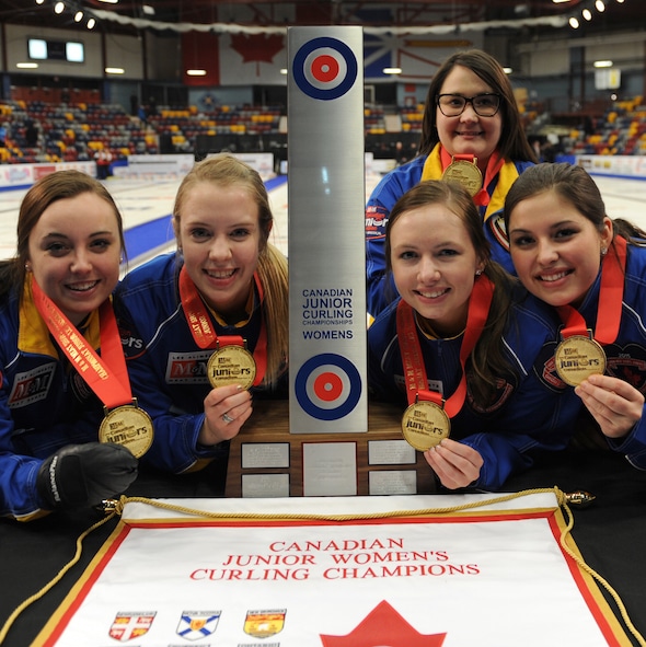 Équipe Alberta, 2015 or-médaillés aux 2015 M & M Meat Shops Juniors canadiens, de gauche, passez Kelsey Rocque, troisième Danielle Schmiemann, seconde houx Jamieson, entraîneur-Dawn Amanda Coderre et conduire Jessica Iles. (Photo, CCA / Michael Burns)