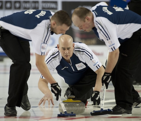 Nouvelle-Écosse capitaine Glen MacLeod offre son rocher à balayeuses Colten Steele, à gauche, et Rob McLean. (Photo, Curling Canada / Michael Burns)