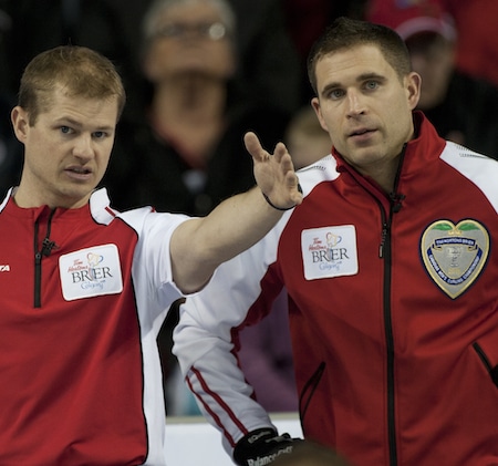 Équipe Canada secondes Carter Rycroft, à gauche, discute de la stratégie avec capitaine John Morris. (Photo, Curling Canada / Michael Burns)