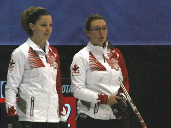 Breanne Meakin d'Équipe Canada, à gauche, et Lauren Horton discuter des options de prise de vue. (Photo, Sport interuniversitaire canadien)