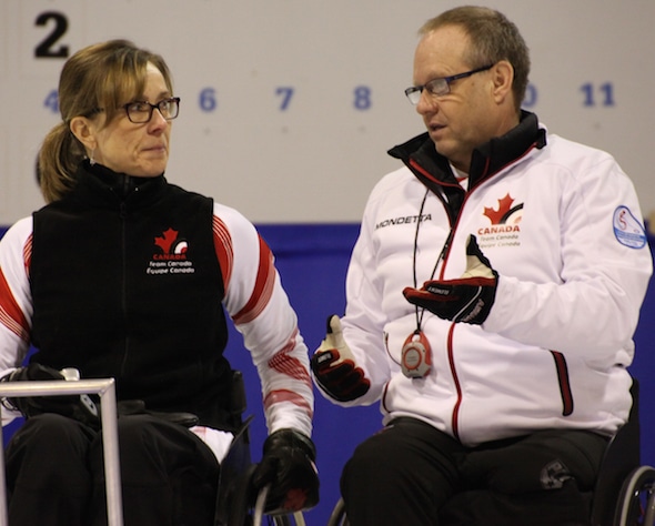 Sonja Gaudet d'Équipe Canada, à gauche, et Dennis Thiessen discutent stratégie lors du match de samedi. (Photo, Fédération mondiale de curling)