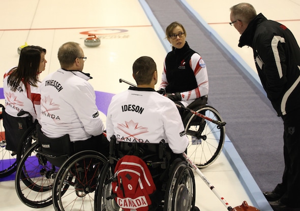 Entraîneur de l'équipe Canada Joe Rea, à droite, discute des options tourné avec l'équipe, de gauche, Ina Forrest, Dennis Thiessen, Mark Ideson et Sonja Gaudet. (Photo, Fédération mondiale de curling / Alina Pavlyuchik)