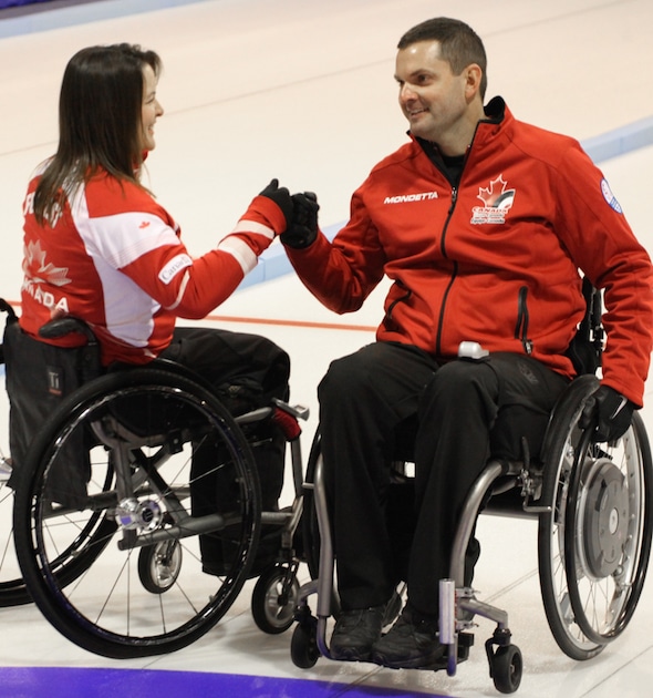 Ina Forrest d'Équipe Canada, à gauche, et Mark Ideson célèbrent la victoire de lundi sur la Suède. (Photo, Fédération mondiale de curling / Alina Pavlyuchik)