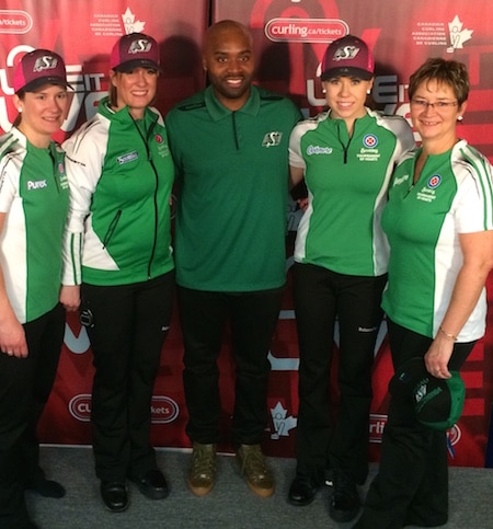 Roughriders de la Saskatchewan quart-arrière Kevin Glenn pose avec l'équipe de la Saskatchewan, de gauche à droite, Marliese Miller, Stefanie Lawton, Stephanie Schmidt et Sherry Anderson.