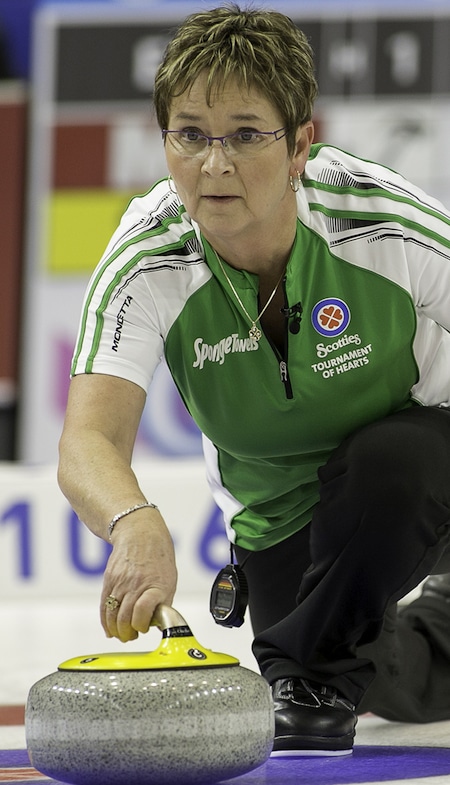 Saskatchewan vice-capitaine Sherry Anderson et ses coéquipiers sont dans la course aux séries aux Scotties 2015. (Photo, CCA / Andrew Klaver)