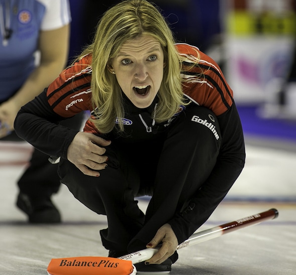 Ontario capitaine Julie Hastings ramassé une victoire importante le lundi matin à les Scotties 2015. (Photo, CCA / Andrew Klaver)