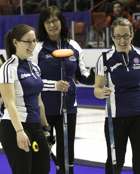 Mary-Anne Arsenault, au milieu de la Nouvelle-Écosse, avec ses coéquipiers Jennifer Baxter, à gauche, et Christina Noir célèbrent leur victoire sur l'équipe canadienne. (Photo, ACC / Andrew Klaver)