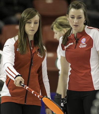 Rachel Homan d'Équipe Canada, à gauche, discute de la stratégie avec Emma Miskew. (Photo, ACC / Andrew Klaver)