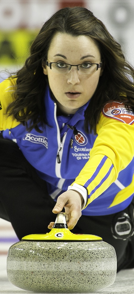 Val Sweeting de l'Alberta continue d'être sur la cible aux Scotties 2015. (Photo, ACC / Andrew Klaver)