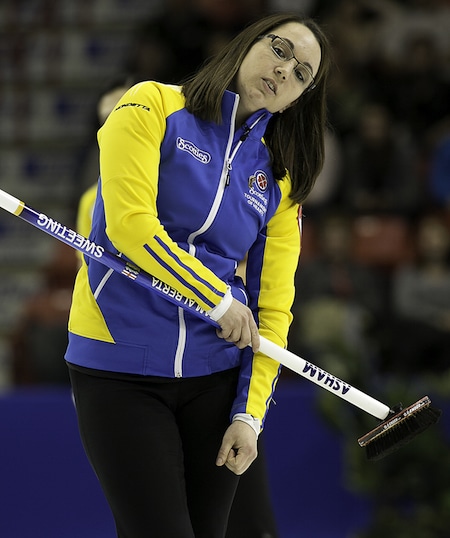 Alberta capitaine Val Sweeting utilise un petit corps anglais sur son tir. (Photo, ACC / Andrew Klaver)