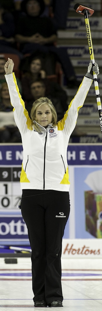 Manitoba capitaine Jennifer Jones célèbre sa victoire 1-2 sur la page éliminatoires Val Sweeting de l'Alberta. (Photo, ACC / Andrew Klaver)