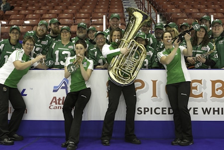 Équipe de la Saskatchewan a fait un pré-petit jeu divertissant le dimanche avec le Pep Band Roughrider. (Photo, ACC / Andrew Klaver)