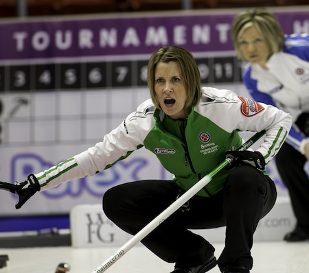 Saskatchewan Stefanie Lawton sauter crie des instructions pour balayeuses. (Photo, ACC / Andrew Klaver)