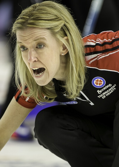 Ontario capitaine Julie Hastings crie des instructions pour balayeuses. (Photo, ACC / Andrew Klaver)