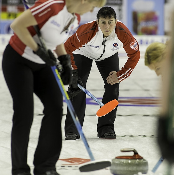 Terre-Neuve / Labrador capitaine Heather Strong regarde son tir lors de la victoire de dimanche sur PEI (Photo, ACC / Andrew Klaver)