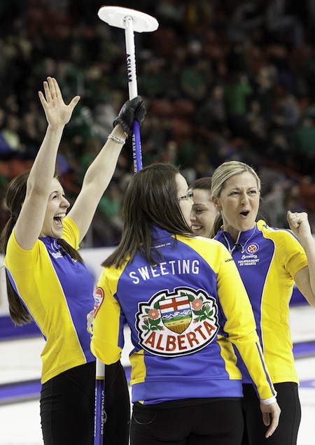 quipe Alberta, de gauche à droite, Rachelle Brown, Val Sweeting, Dana Ferguson et Lori Olson-Johns célèbrent leur victoire samedi. (Photo, ACC / Andrew Klaver)