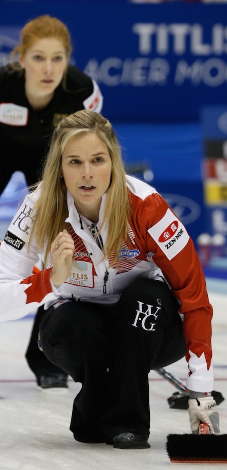 Translate from: English Équipe Canada Jennifer Jones sauter regarde son tir que Stella Heiss de l'Allemagne regarde par dessus son épaule. (Photographie, WCF / Richard Gray)
