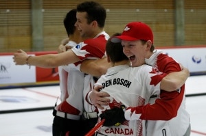 Tout le monde célèbre après que les hommes canadiens gagnent la médaille d’or au Mondial junior (Photo: FMC/Richard Gray)