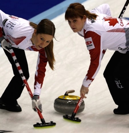 Kaitlyn Lawes d'Équipe Canada, à gauche, balaie avec Dawn McEwen. (Photo, WCF / Richard Gray)