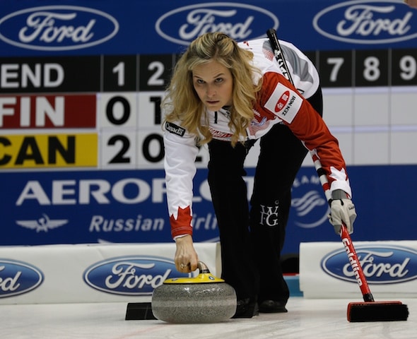 Jennifer Jones et Équipe Canada ont ouvert le Championnat Mondiale ZEN-NOH 2015 de curling féminin sur une note gagnante. (Photo, WCF / Richard Gray)