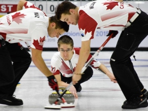 Le deuxième canadien Lucas Van Den Bosch lance une pierre durant la ronde de l’après-midi (Photo WCF/Patrick Fulgencio)