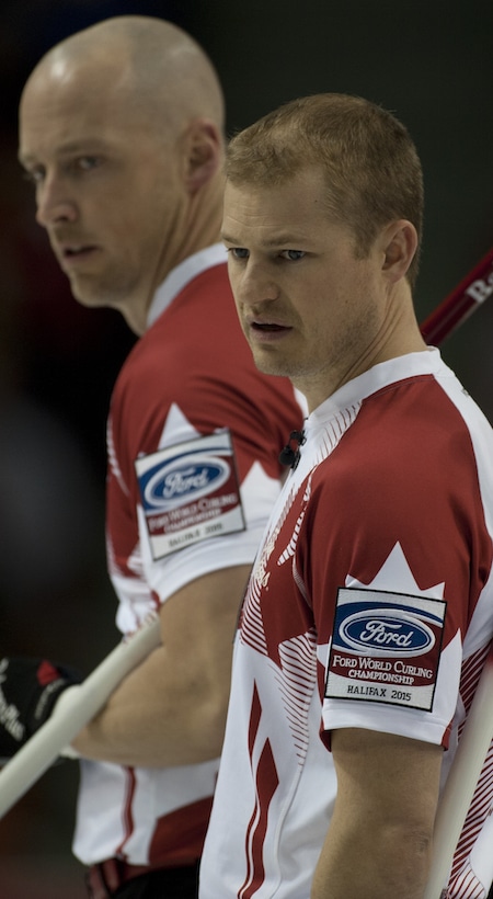 Nolan Thiessen d'Équipe Canada et Carter Rycroft prennent une pause pendant la victoire de lundi. (Photo, Curling Canada / Michael Burns)