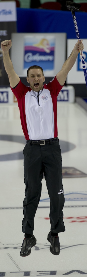 Terre-Neuve / Labrador capitaine Brad Gushue, sautait de joie après son tir de la victoire contre l'Alberta. (Photo, Curling Canada / Michael Burns)