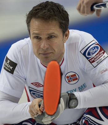 Norvège capitaine Thomas Ulsrud dirige son équipe. (Photo, Curling Canada / Michael Burns)