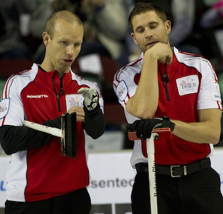 Pat Simmons d'Équipe Canada, à gauche, et John Morris discuter des options de prise de vue. (Photo, Curling Canada / Michael Burns)
