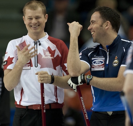 Carter Rycroft de Canada et l'Ecosse vice-capitaine David Murdoch part un petit rire lors des matchs de mardi après-midi. (Photo, Curling Canada / Michael Burns)