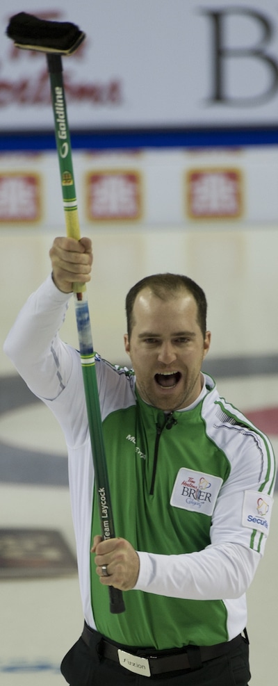 Steve Laycock de la Saskatchewan célèbre son jeu-gagnant tiré contre l'Alberta. (Photo, Curling Canada / Michael Burns)
